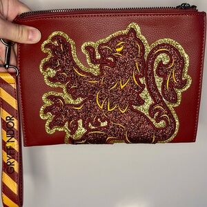 Sparkly HP/Gryffindor Clutch
-Great condition
-slim
-Dimensions(10x7.5)